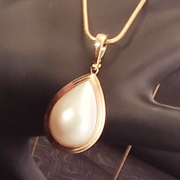 14K Gold Pearl Necklace - FREE AUTHENTICATION - Picture 2 of 11